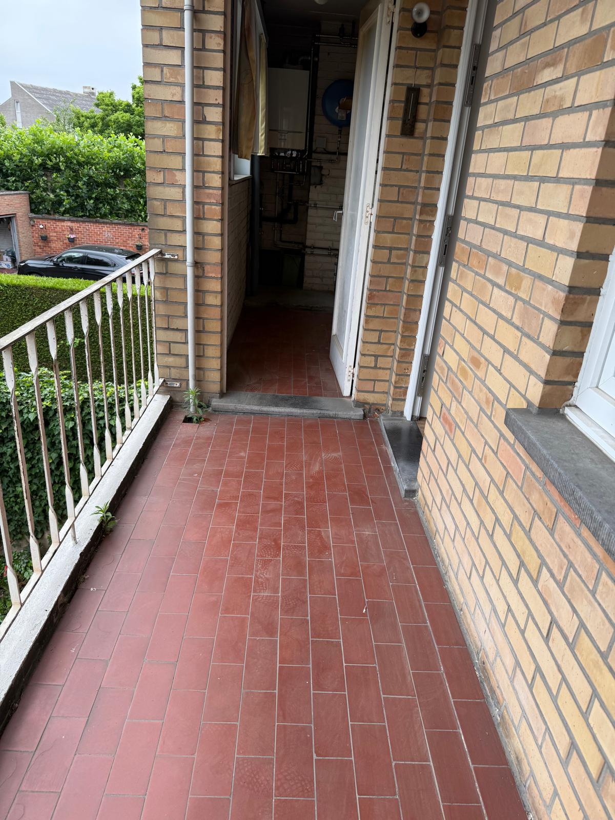 Klassieke auto tussen kunstwerken